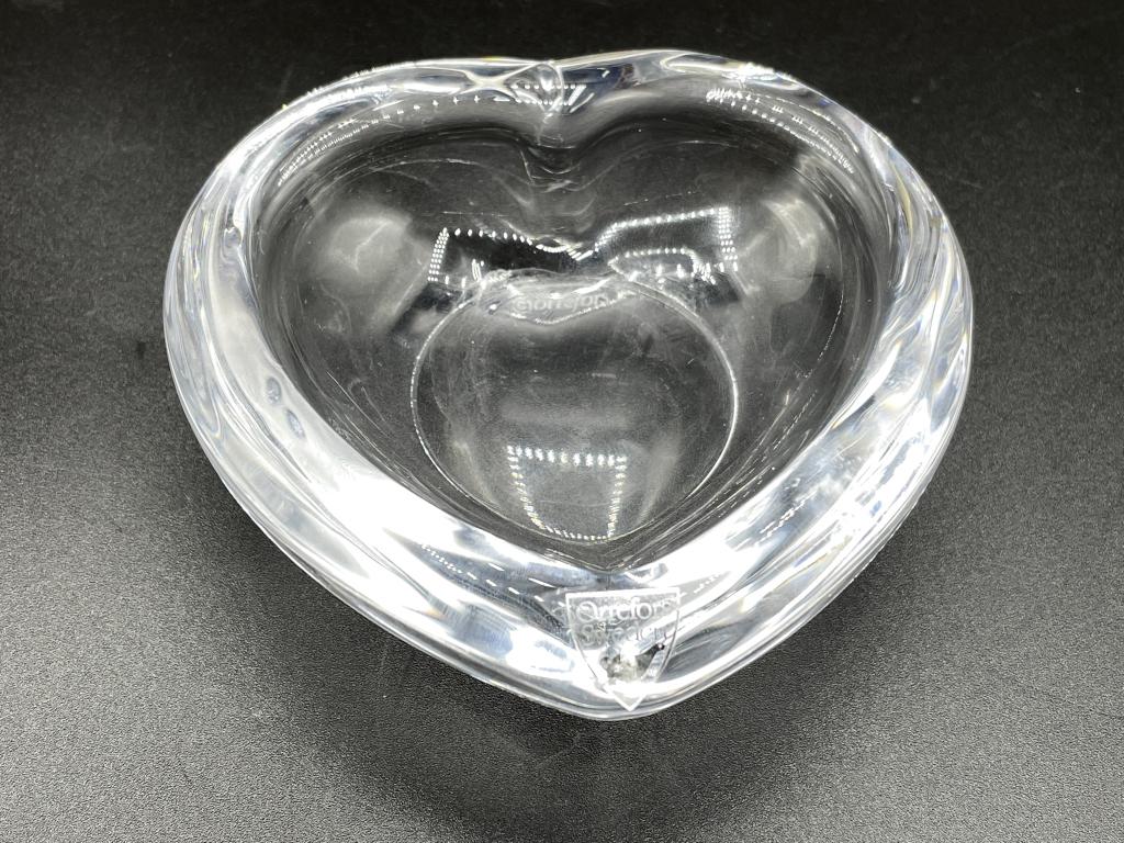 VINTAGE ORREFORS CRYSTAL GLASS HEART DISH 4": VINTAGE ORREFORS TRUE LOVE HEART DISH | COLLECTIBLE CRISTAL STYLE ART GLASS DECORATIVE HOME DECOR SWEDISH SWEDEN-1" X 4" X 4" APPROX-VERY GOOD CONDITION, MINOR SURFACE SCRATCHES *MUST BE PICKED UP BY