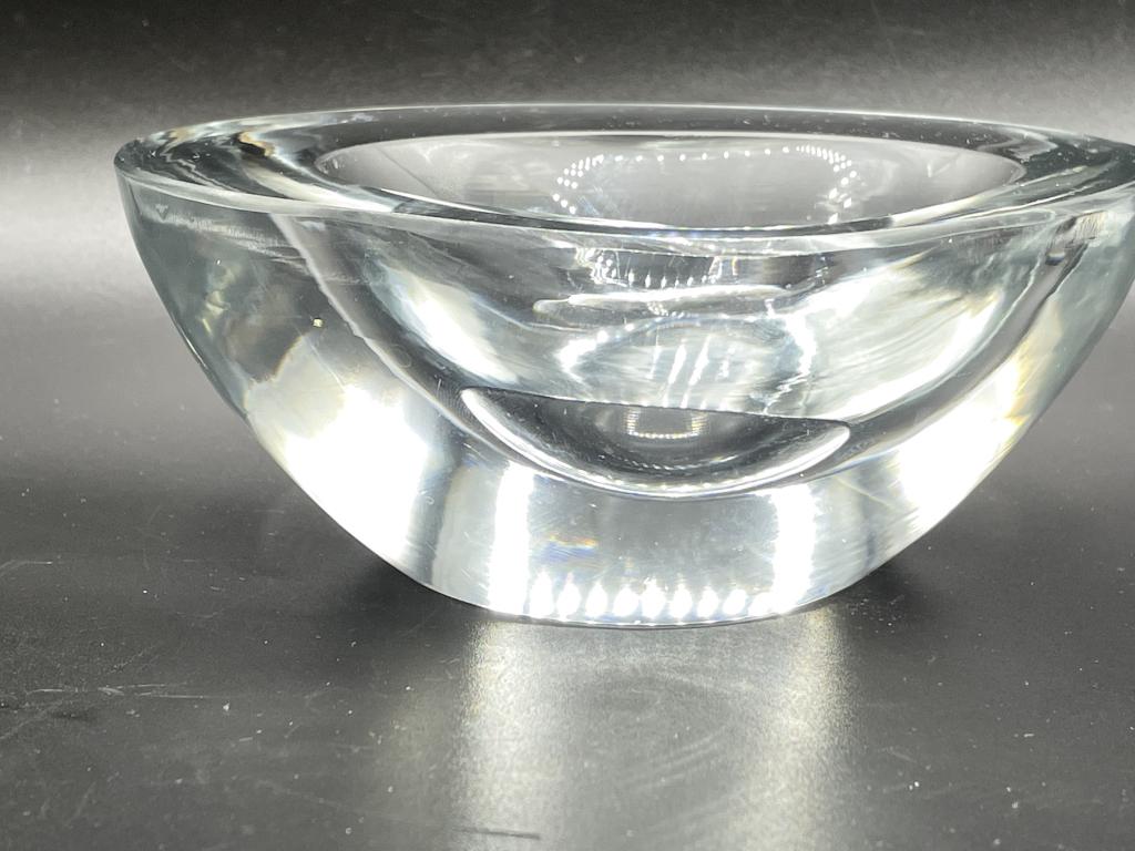 ORREFORS STYLE CRYSTAL GLASS FREE FORM BOWL 7": VINTAGE ORREFORS STYLE CRYSTAL GLASS FREE FORM BOWL | COLLECTIBLE CRISTAL STYLE ART GLASS DECORATIVE HOME DECOR -2.5" X 7" APPROX-VERY GOOD CONDITION, MINOR SURFACE SCRATCHES *MUST BE PICKED UP BY APP
