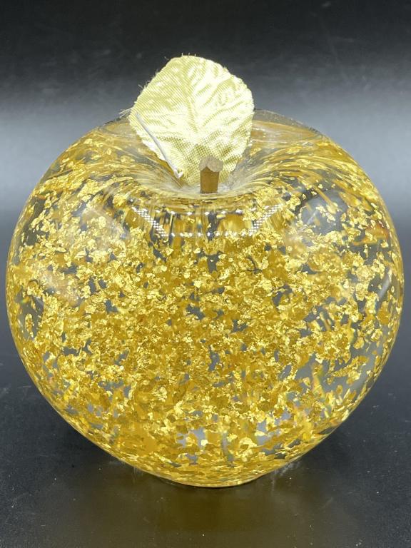 23K GOLD FLAKE APPLE SNOWGLOBE 4": VINTAGE 23K GOLD FLAKE APPLE SNOWGLOBE BY GOLDEN FLOW STUDIO | COLLECTIBLE CRISTAL STYLE ART GLASS DECORATIVE HOME DECOR MODERN TABLE CENTERPIECE -4" DIAMETER APPROX-VERY GOOD CONDITION, MINOR SURFACE