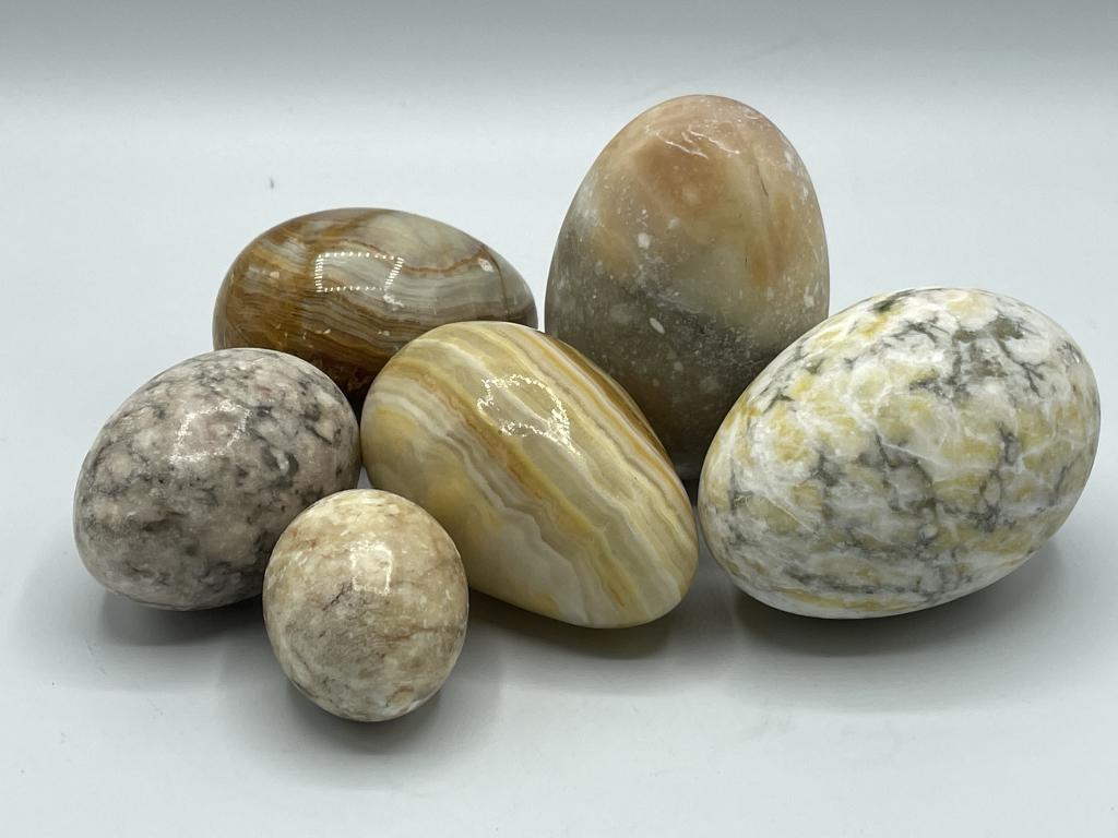 VINTAGE COLLECTIBLE CARVED STONE  EGGS (1 of 6)