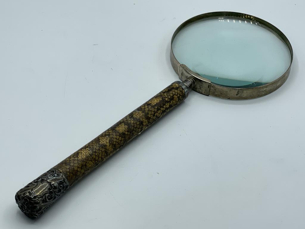 VINTAGE ANTIQUE STYLE MAGNIFYING GLASS 14": VINTAGE ANTIQUE STYLE MAGNIFYING GLASS WITH EMBOSSED FAUX SNAKESKIN STYLE WOOD HANDLE WITH ALUMINIUM HAMMERED CAP | COLLECTIBLE HOME DECOR -14" X 5" DIAMETER LENS-VERY GOOD CONDITION, WEAR CONSISTENT 