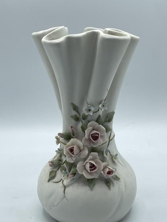 VINTAGE LEFTON PORCELAIN VASE 6.5" (1 of 3)