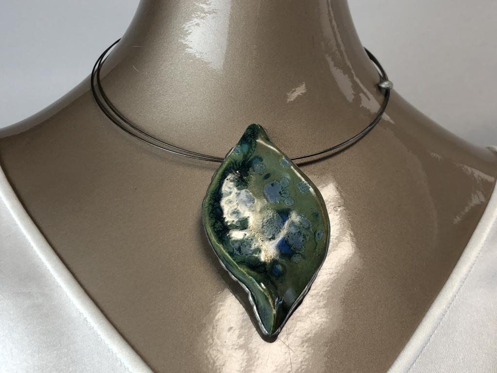 VTG WIRE CHOKER WITH GREEN CERAMIC PENDANT 5": VTG WIRE CHOKER WITH GREEN CERAMIC PENDANT 5" - CHOKER IS 5" DIAMETER- PENDANT IS 4" X 1.75"- GOOD VINTAGE CONDITIONWOMEN'S CASUAL JEWELRY & ACCESSORIES; HIGH FASHION ACCESSORY; FASHION STYLES & TREND
