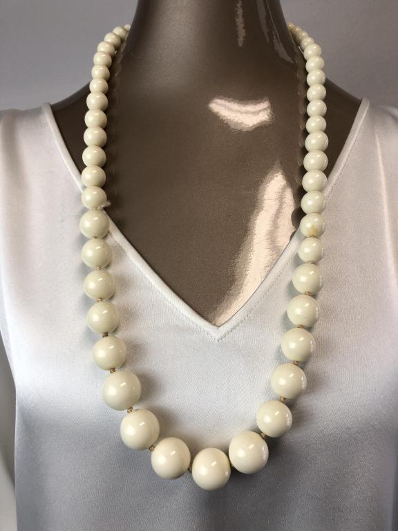 VTG LES BERNARD GRADUATED WHITE BEAD NECKLACE 30" (1 of 4)