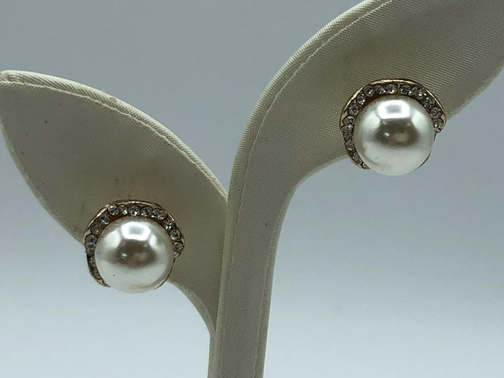 VINTAGE PEARL & CLEAR STONE STUD EARRINGS 1" (1 of 3)