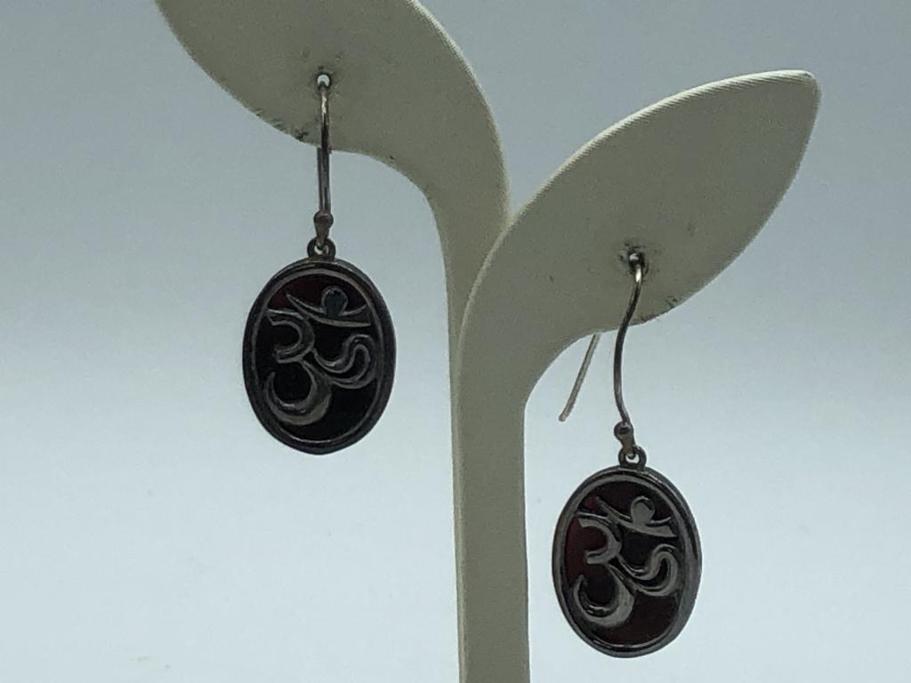 VTG SILVER & BLACK ABSTRACT DROP EARRINGS 1.5": VTG SILVER & BLACK ABSTRACT DROP EARRINGS 1.5" - DROP IS IN GOOD CONDITION BUT EAR WIRES ARE SLIGHTLY MIS-SHAPENWOMEN'S CASUAL JEWELRY & ACCESSORIES; HIGH FASHION ACCESSORY; FASHION STYLES & TRENDSBC0