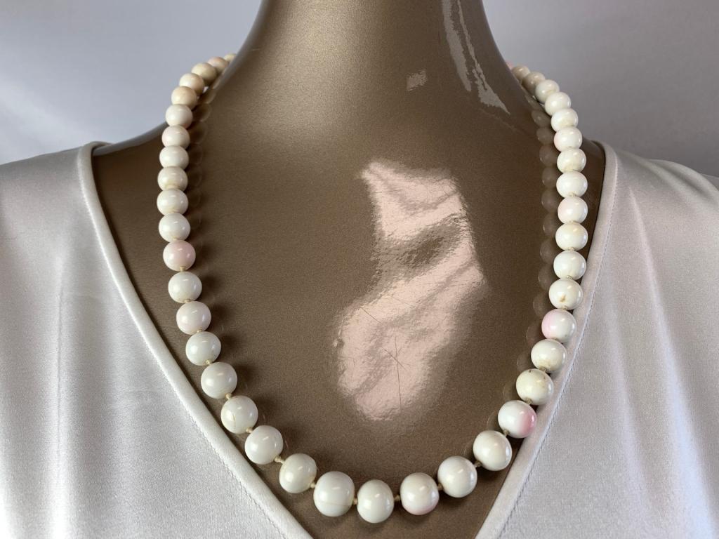 VINTAGE WHITE MARBLED BEAD NECKLACE W/CAMEO 26" (1 of 3)