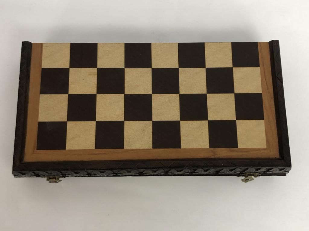 VINTAGE CHESS SET IN CASE (1 of 4)