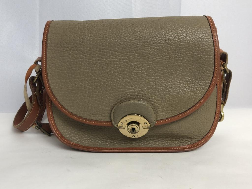 VINTAGE DOONEY & BOURKE SHOULDER BAG 10": VINTAGE DOONEY & BOURKE SHOULDER BAG 10" - 10" X 4" X 4"- TAUPE LEATHER & BROWN PIPING- MULTIPLE INTERIOR POCKETS- METAL LOCK CLOSURE- SEVERAL PEN MARKS ON THE INTERIOR (SEE PHOTOS) BUT OTHERWISE GOOD