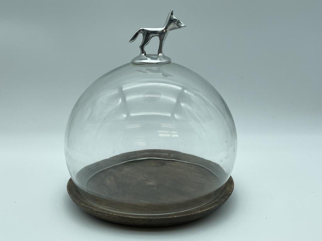 ARTISAN De LUXE COVERED GLASS DESSERT DISH: ARTISAN De LUXE COVERED GLASS CAKE / DESSERT DISH WITH SILVER FOX TOP -9" X 7" DIAMETER APPROX - VERY GOOD CONDITION CONSISTENT WITH AGE, WEAR CONSISTENT WITH AGE, SEE PHOTOS-DP7221
