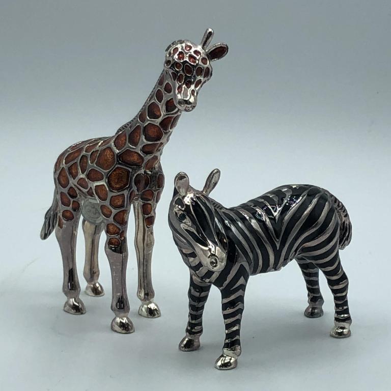 VTG GODINGER ZEBRA & GIRAFFE SALT & PEPPER SET: VTG GODINGER ZEBRA & GIRAFFE SALT & PEPPER SET- ZEBRA IS 3.5" X 3" AND HAS GREEN STONE EYES- GIRAFFE IS 4" X 4.5" AND HAS GREEN STONE EYES- THE GIRAFFE'S EAR IS MISSING - SEE PHOTOCOLLECTIBLE HOME DEC
