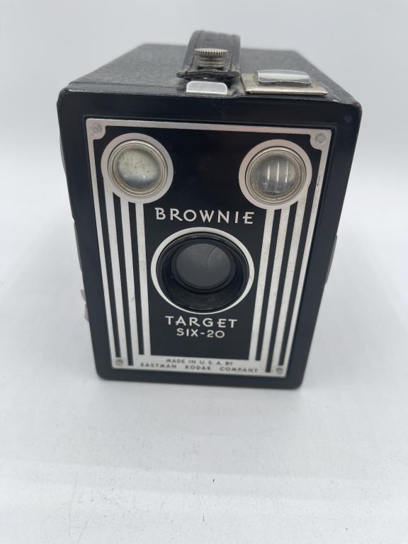 VINTAGE BROWNIE TARGET SIX-20 CAMERA 3" (1 of 4)
