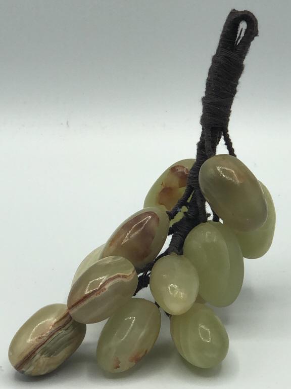 VTG ALABASTER STYLE BUNCH OF GREEN GRAPES 4" (1 of 7)