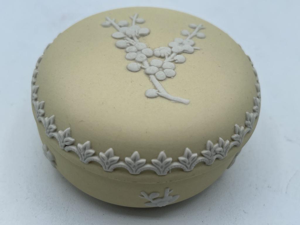 WEDGWOOD YELLOW JASPERWARE COVERED BOX (1 of 3)