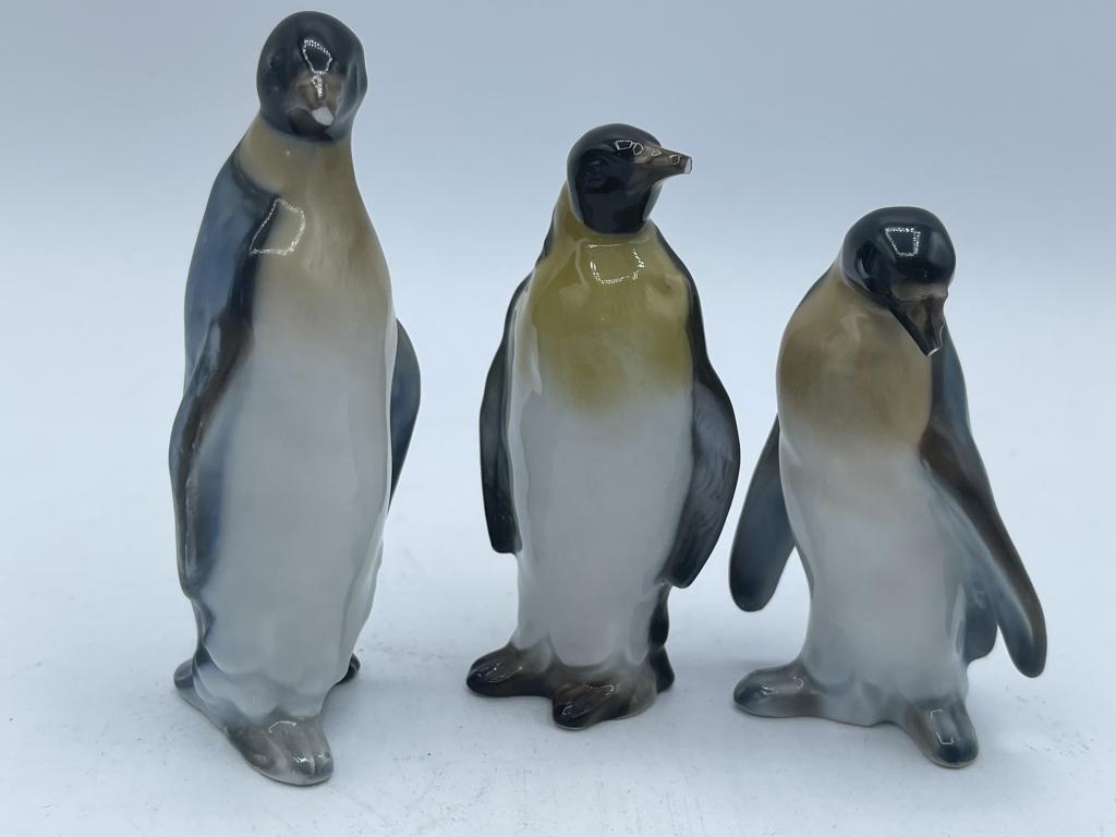 LOT OF 3 ROSENTHAL PENGUINS: LOT OF 3 ROSENTHAL PENGUINS -LARGEST ONE IS 3"-SEE ALL PICTURES. BEAKS ARE CHIPPED