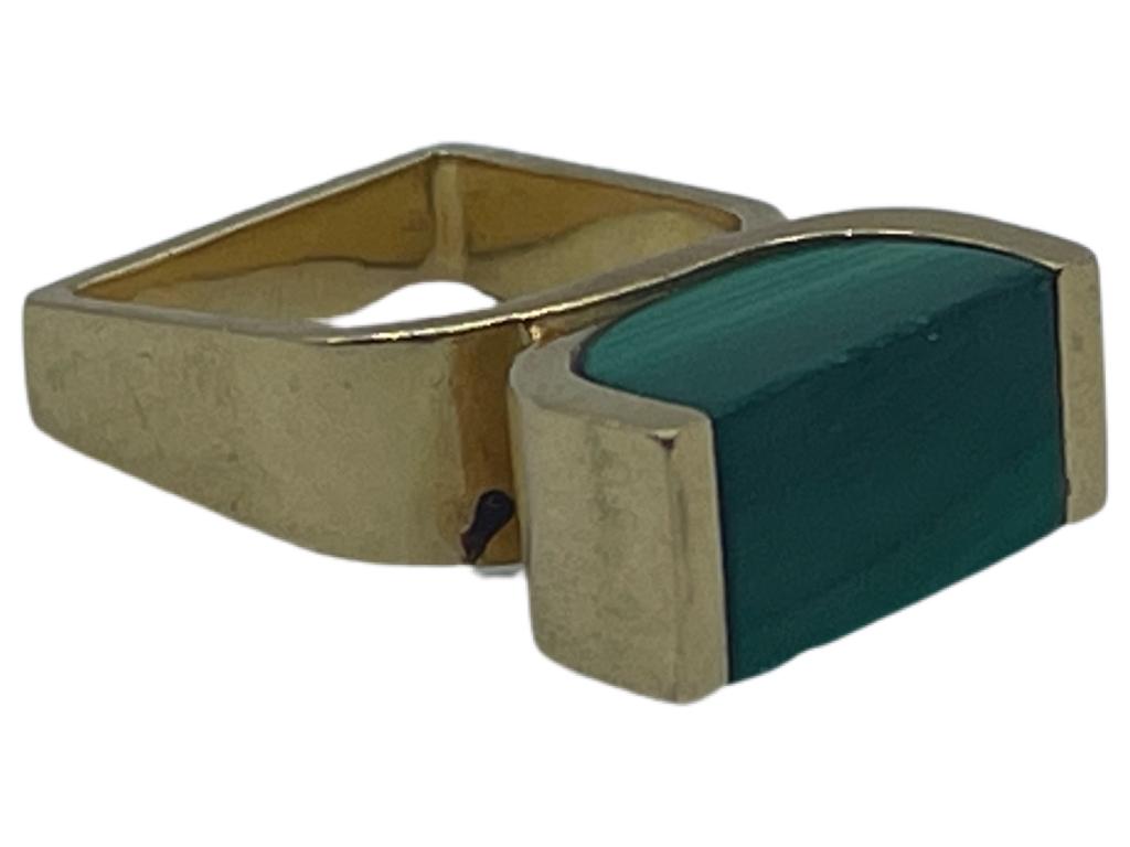 18K GOLD AND MALACHITE COCKTAIL RING SIZE 6 1/2: 18K GOLD AND MALACHITE COCKTAIL RING SIZE 6 1/2- 17.6 GRAMS- HALF CIRCLE MALACHITE STONE MOUNTED IN A CONTEMPORARY GOLD SETTING- VERY GOOD CONDITION- WOMEN'S FINE JEWELRY; HIGH END JEWELRY; FANCY JEWE