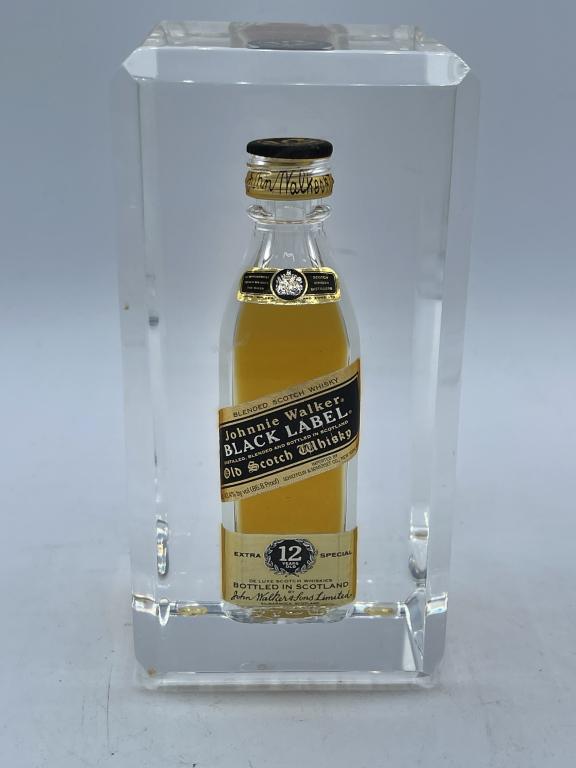 MINATURE JOHNNY WALKER BLACK BOTTLE  LUCITE  CASE (1 of 5)