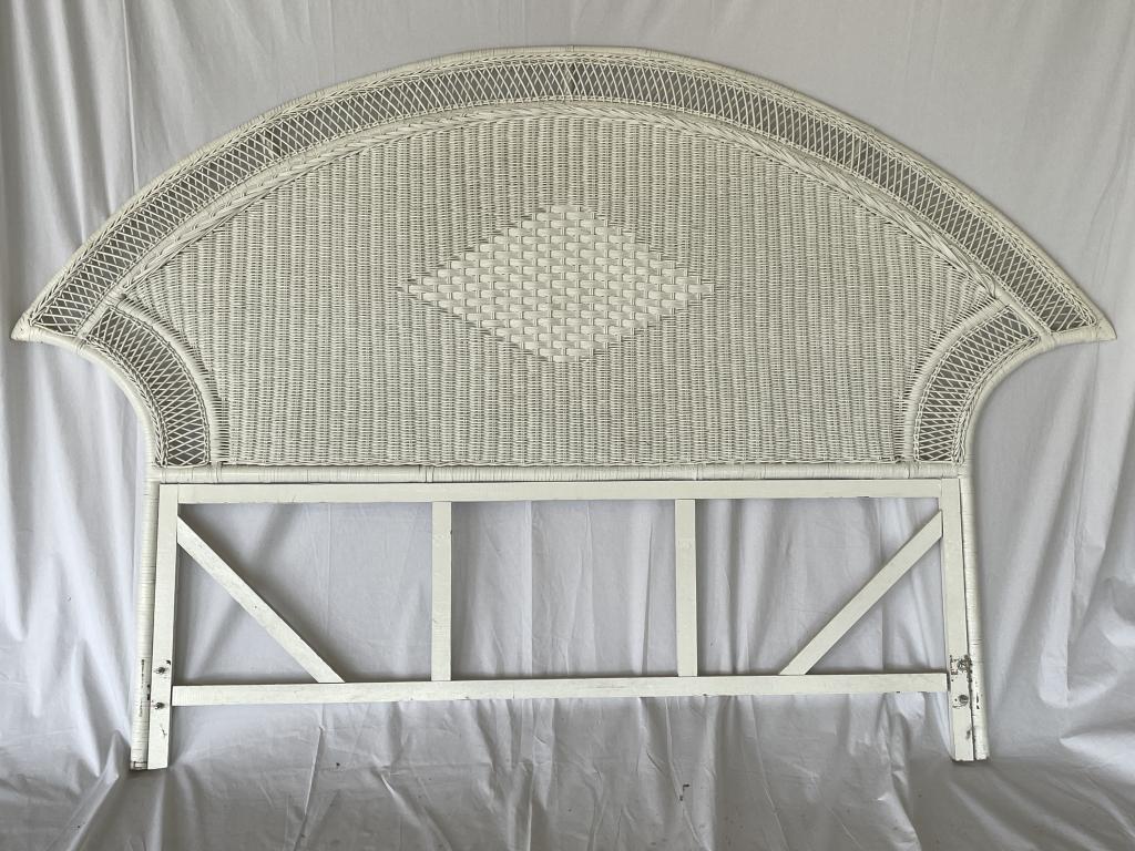 VTG KING SIZE WHITE WICKER HEADBOARD (1 of 4)