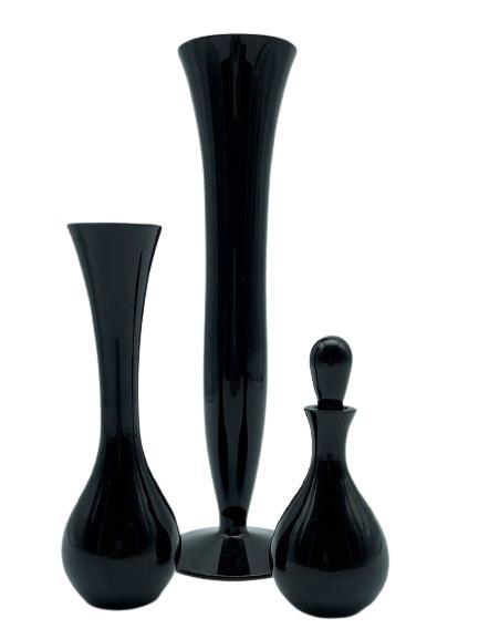 SET/3 VINTAGE ONEIDA BLACK LEAD CRYSTAL PIECES: SET/3 VINTAGE ONEIDA BLACK LEAD CRYSTAL PIECES - TALLER BUD VASE IS 9" X 2"- SHORTER BUD VASE IS 6" X 2"- PERFUME BOTTLE IS 4" X 2"- VERY GOOD CONDITION- BC071721