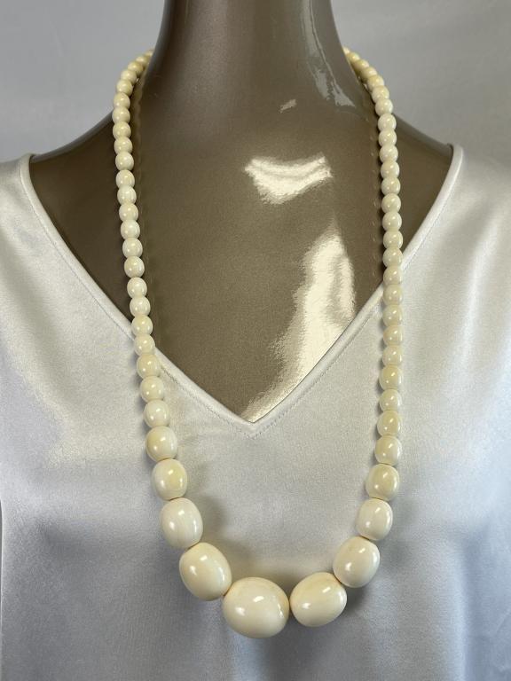 VTG CREAM COLORED WOOD NECKLACE (1 of 3)