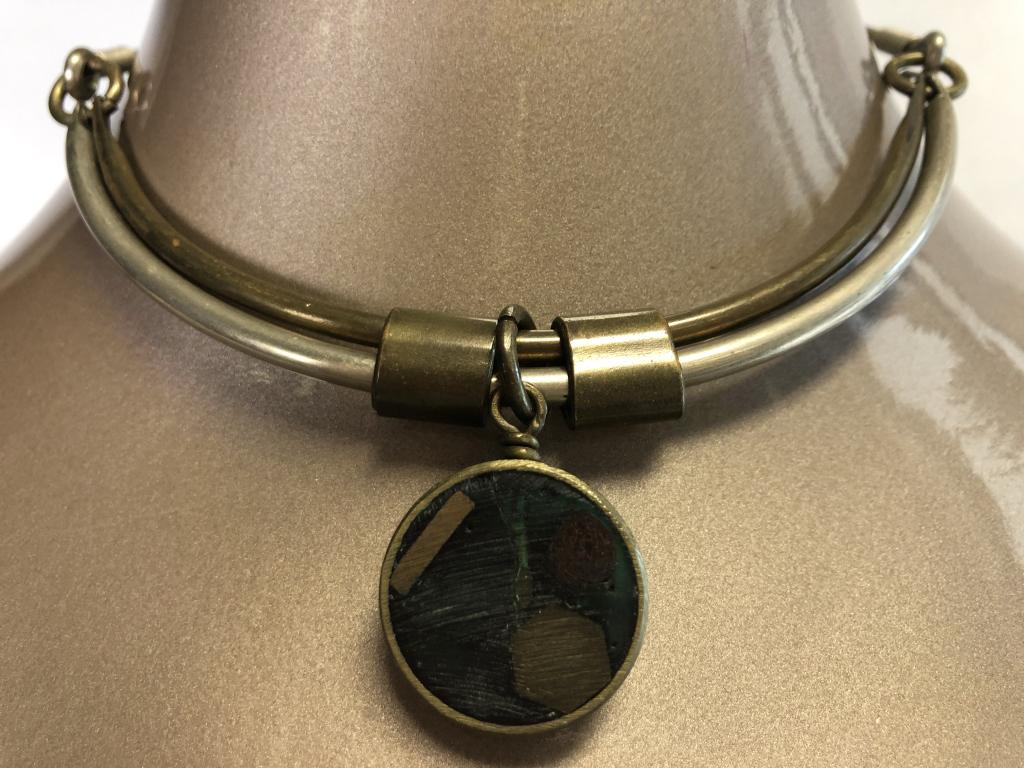 VINTAGE METAL CHOKER WITH STONE PENDANT: VINTAGE METAL CHOKER WITH STONE PENDANT - CHOKER IS 5" DIAMETER; PENDANT IS 3.4" ROUND- VERY GOOD CONDITION CONSISTENT WITH AGEWOMEN'S CASUAL JEWELRY & ACCESSORIES; HIGH FASHION ACCESSORY; FASHION STY
