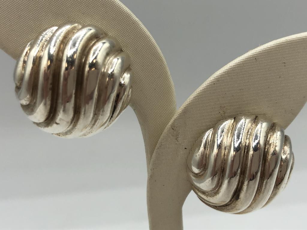 VTG STERLING SILVER FLUTED PIERCED EARRINGS (1 of 5)