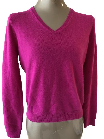 VTG SAKS FIFTH AVE FUSCHIA CASHMERE PULLOVER SZ S: VTG SAKS FIFTH AVE FUSCHIA CASHMERE PULLOVER SIZE SMALL- V NECK- VERY GOOD CONDITION- WOMEN'S DESIGNER CLOTHING; COUTURE; HIGH END WOMEN'S SWEATERS; CASHMERE; FASHION STYLES & TRENDS- BC072921