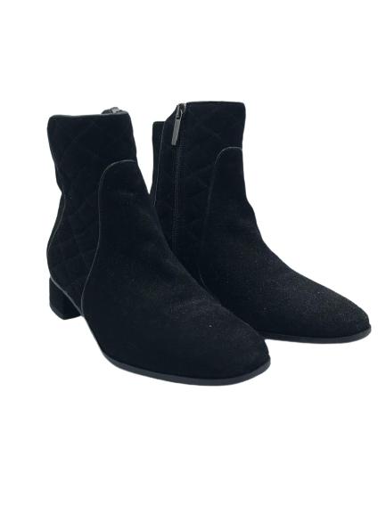 AQUATALIA ITALIAN DESIGNER BLACK SUEDE BOOTS SZ 6: AQUATALIA ITALIAN DESIGNER BLACK SUEDE BOOTS -SIZE 6-WOMEN'S LUXURY SHOES AND ACCESSORIES LUX FASHION DESIGNER VINTAGE CLOTHING****ITEM IS LOCATED AT NORTH PALM BEACH HOME. PICK UP IS FRIDAY 8/13 OR S
