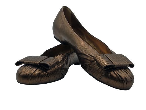 FERRAGAMO BRONZE LEATHER FLATS SZ 6: FERRAGAMO BRONZE LEATHER FLATS SZ 6 -WOMEN'S LUXURY SHOES AND ACCESSORIES LUX FASHION DESIGNER VINTAGE CLOTHING****ITEM IS LOCATED AT NORTH PALM BEACH HOME. PICK UP IS FRIDAY 8/13 OR SAT 8/13 BY APT W