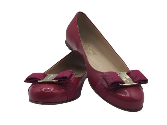 FERRAGAMO FUSHIA WINE LEATHER FLATS SZ 6: FERRAGAMO WINE LEATHER FLATS SZ 6 -WOMEN'S LUXURY SHOES AND ACCESSORIES LUX FASHION DESIGNER VINTAGE CLOTHING MILAN ITALY FASHIONS****ITEM IS LOCATED AT NORTH PALM BEACH HOME. PICK UP IS FRIDAY 8/13 O
