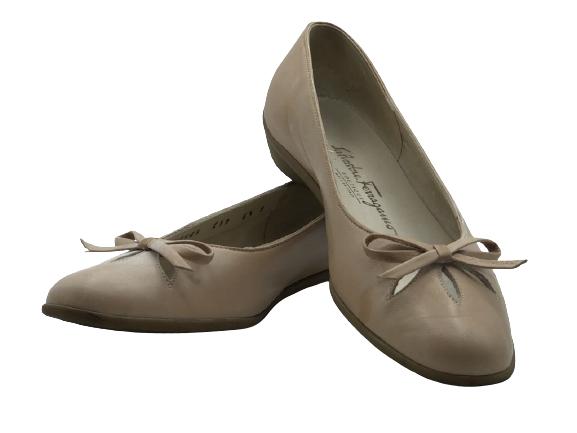 SALVATORE FERRAGAMO BOUTIQUE LOAFERS SZ 6.5: SALVATORE FERRAGAMO BOUTIQUE NUDE LOAFERS SZ 6.5-APPROX EUROPEAN SIZE 36.5-WOMEN'S LUXURY SHOES AND ACCESSORIES LUX FASHION DESIGNER VINTAGE CLOTHING