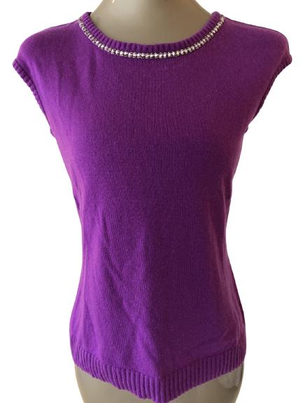 VINTAGE ESCADA EMBELLISHED WOOL TOP SIZE 40: VINTAGE ESCADA EMBELLISHED WOOL TOP SIZE 40 - PRETTY PURPLE COLOR - CAP SLEEVES- ROUND RIBBED NECK WITH RHINESTONE EMBELLISHMENT- VERY GOOD CONDITION- WOMEN'S DESIGNER CLOTHING; COUTURE; HIGH END WOME