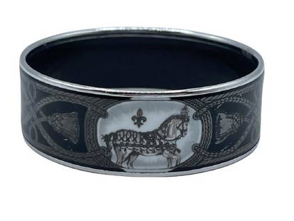 ELEGANT HERMES PALACIAL HORSE BANGLE: ELEGANT HERMES PALACIAL HORSE BANGLELUX FASHION DESIGNER VINTAGE CLOTHING****ITEM IS LOCATED AT NORTH PALM BEACH HOME. PICK UP IS FRIDAY 8/13 OR SAT 8/13 BY APT WITH 24 HOURS NOTICE FROM 12-4. THE HOM