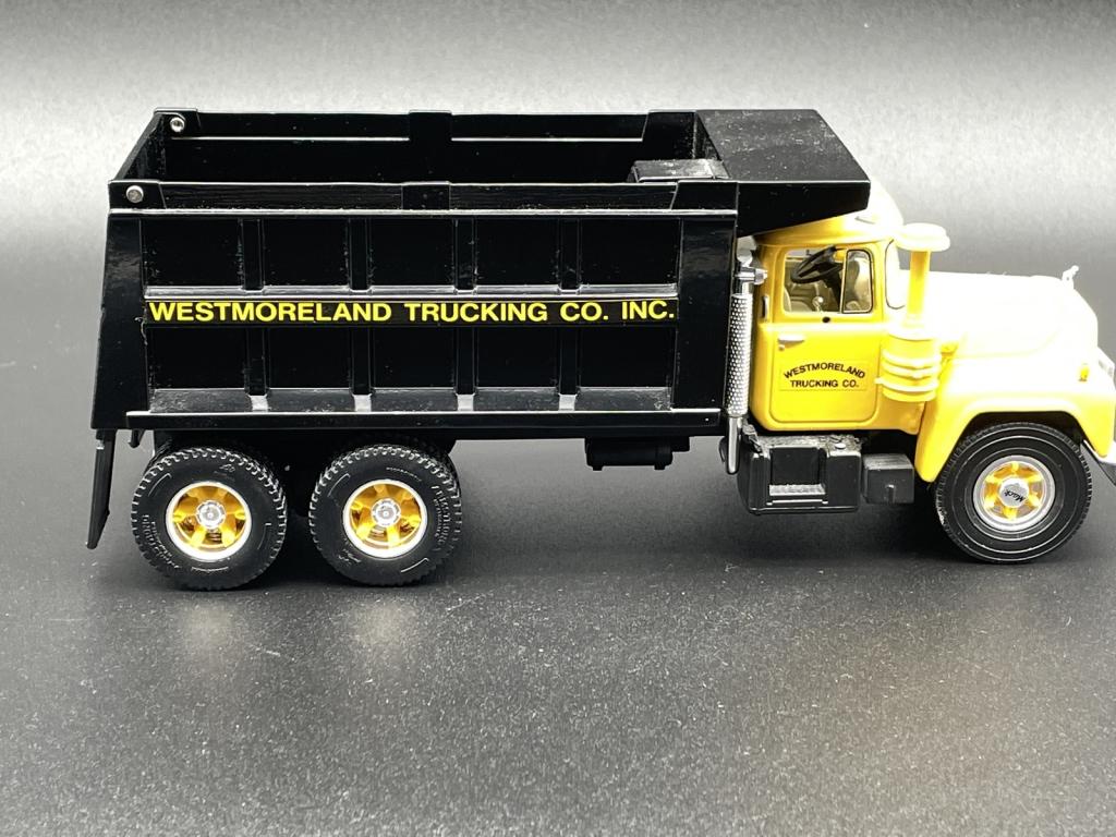 VINTAGE SCALE MODEL MACK  TRUCK / DUMP TRUCK (1 of 5)