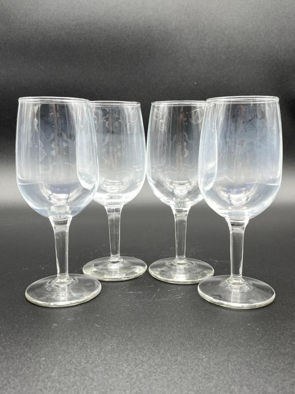 SET OF 4 CRYSTAL CLEAR GLASS WINE GLASSES: SET OF 4 CRYSTAL CLEAR GLASS WINE GLASSES-4" X 2" APPROX EACH-VERY GOOD CONDITION, LIGHT WEAR CONSISTENT WITH AGE AND USE-DP8321 PORTAGE HOUSE 1 FL