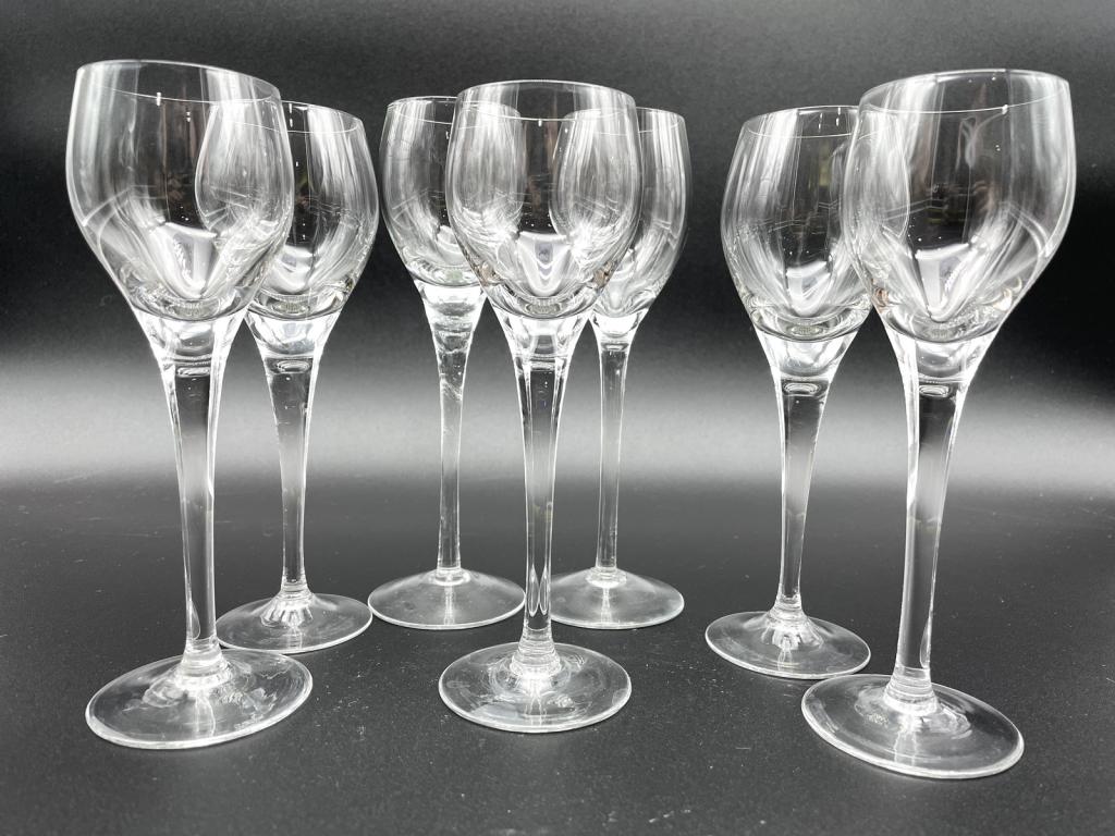 SET OF 7 CRYSTAL CLEAR GLASS WINE GLASSES: SET OF 7 CRYSTAL CLEAR GLASS WINE GLASSES-6.5" X 2 " (5) APPROX EACH --7" X 2" (2) APPROX EACH-VERY GOOD CONDITION, LIGHT WEAR CONSISTENT WITH AGE AND USE-DP8321 PORTAGE HOUSE 1 FL