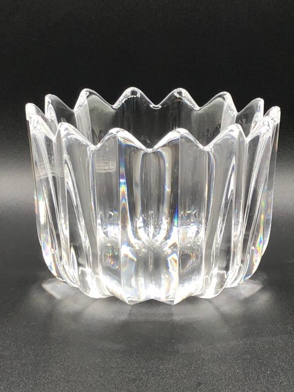 VINTAGE ORREFORS CRYSTAL FLEUR BOWL 6": VINTAGE ORREFORS CRYSTAL FLEUR BOWL 6" - 6" DIAMETER X 4.5" HIGH- DESIGNED BY ARTIST JAN JOHANSSON- NUMBERED 4574 12- MADE IN SWEDEN- COLLECTIBLE HOME DECOR; COLLECTIBLE PORCELAIN, GLASS & CERAMIC; SW