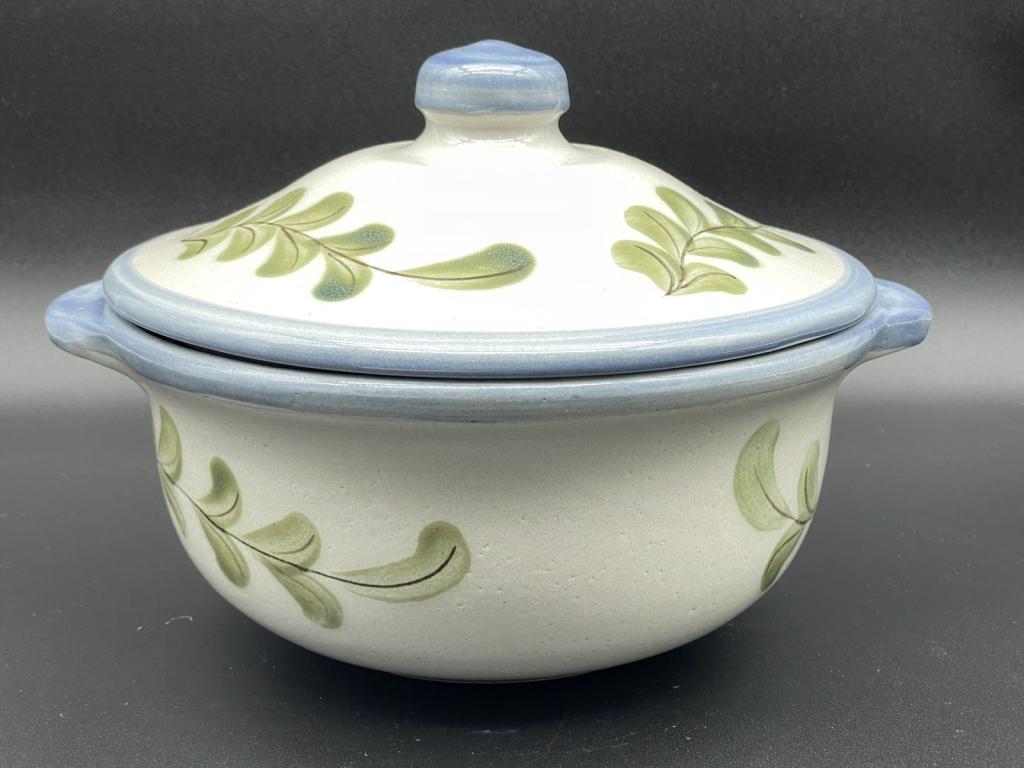 VTG LOUISVILLE STONEWEAR LIDDED CASSEROLE DISH 11": VINTAGE LOUISVILLE STONEWEAR LIDDED CASSEROLE DISH -7" X 11" -VERY GOOD CONDITION, LIGHT WEAR CONSISTENT WITH AGE AND USE-DP8321 PORTAGE HOUSE 1 FL