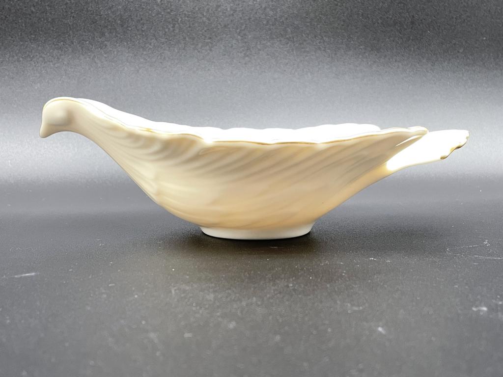 VINTAGE PORCELAIN LENOX DOVE DISH 8": VINTAGE PORCELAIN LENOX DOVE DISH-2.5" X 8" X 5" APPROX-VERY GOOD CONDITION, LIGHT WEAR CONSISTENT WITH AGE AND USE-DP8321 PORTAGE HOUSE 1 FL