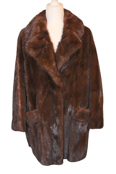 STUNNING VINTAGE MINK COAT: STUNNING VINTAGE MINK COAT -TWO FRONT POCKETS-STAND UP COLLAR-VERY GOOD CONDITION