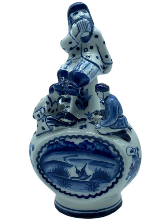 VINTAGE SIGNED BLUE  WHITE LIDDED VESSEL (1 of 5)