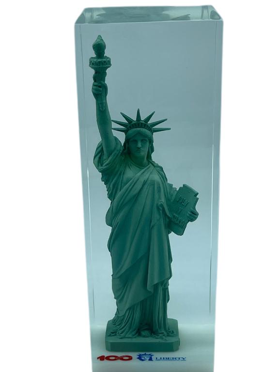 1984 CENTENNIAL ENCASED STATUE OF LIBERTY SIGNED: 1984 CENTENNIAL ENCASED STATUE OF LIBERTY SIGNED- SIGNED BY ARTIST WANG JIDA- STATUE ENCASED IN LUCITE- 100 YEAR COMMEMORATIVE- 10.5" TALL- VERY GOOD CONDITION- BC081321