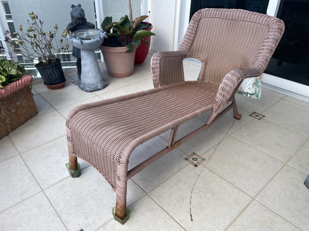 VINTAGE WICKER LOUNGE CHAIR 51" (1 of 6)