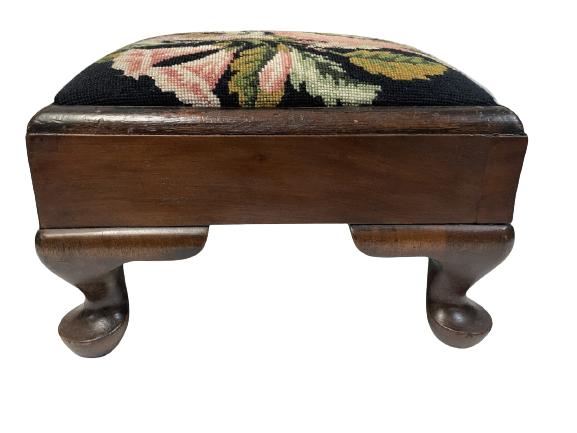 VINTAGE ANTIQUE STYLE NEEDLE POINT FOOT STOOL 16" (1 of 5)