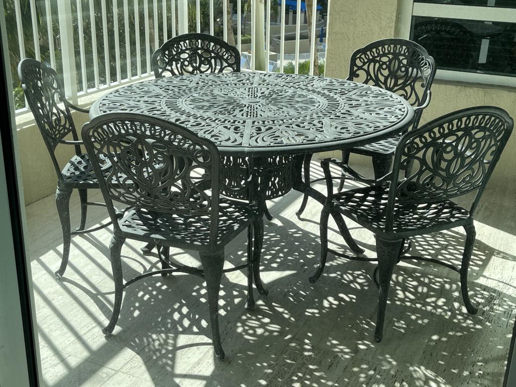 GORGEOUS WROUGHT IRON PATIO SET (1 of 1)