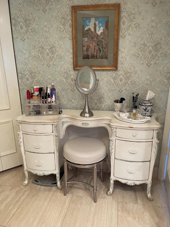 VINTAGE COTTAGE CODE WHITEWASHED VANITY: VINTAGE COTTAGE CODE WHITEWASHED VANITY -VERY GOOD VINTAGE/ANTIQUE CONDITION