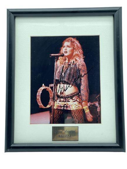 MADONNA AUTOGRAPHED 8 X 10 FRAMED PHOTO (1 of 4)