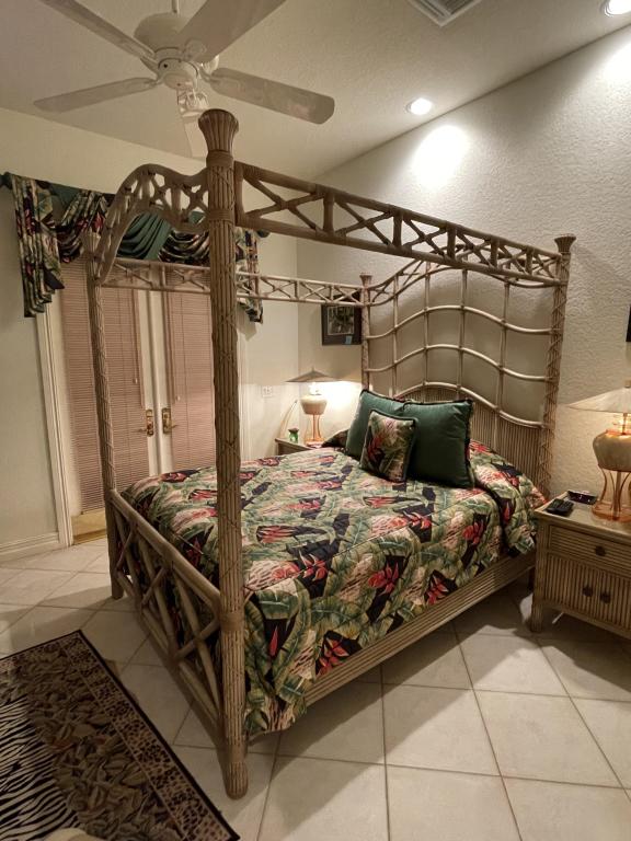 VINTAGE FICKS REED COMPLETE CANOPY QUEEN BED 84" (1 of 10)