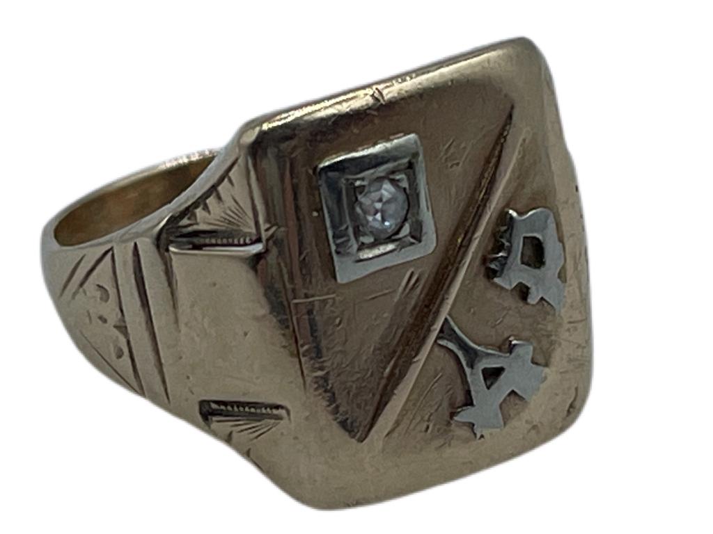 14K GOLD MASON RING WITH A DIAMOND CHIP: 14K GOLD MASON RING WITH A DIAMOND CHIP -SIZE 65.5 G