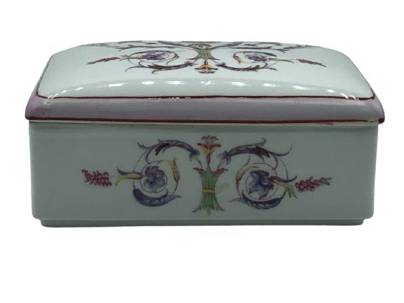 VINTAGE ELIZABETH ARDEN PORCELAIN POWDER BOX (1 of 5)